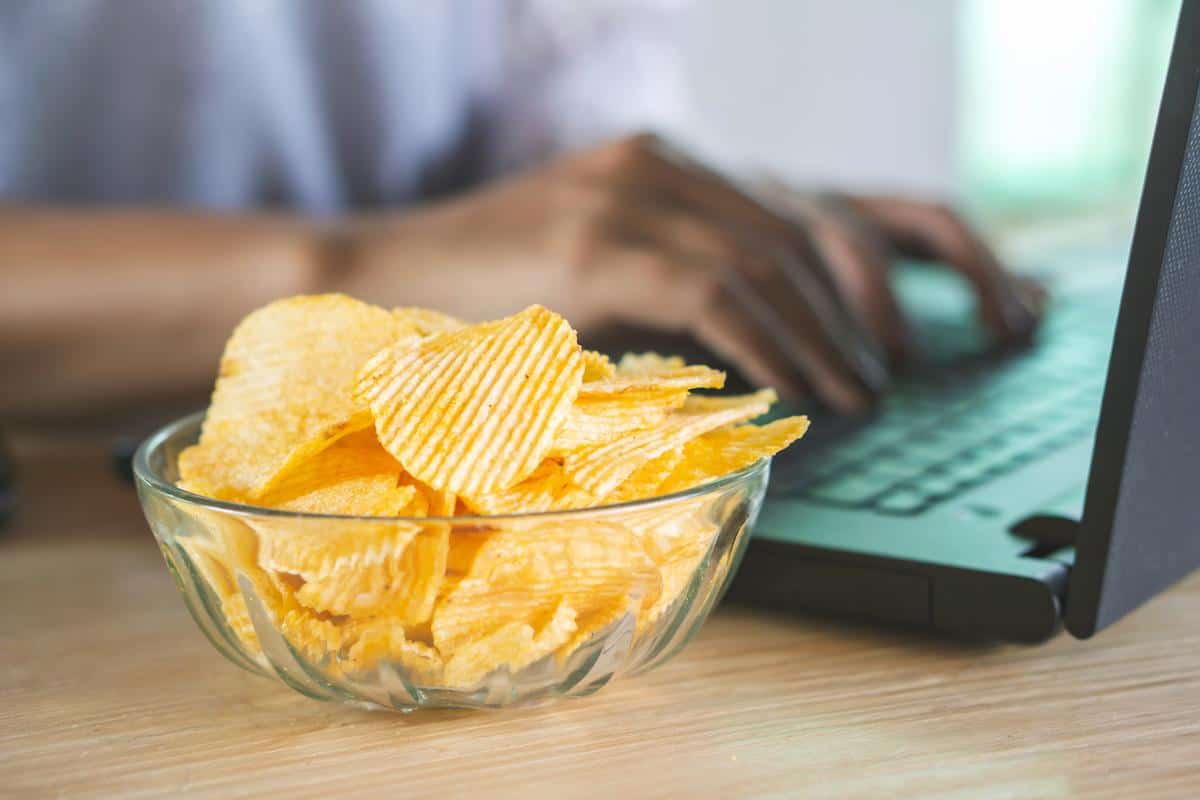 desk snacks can cause work from home weight gain